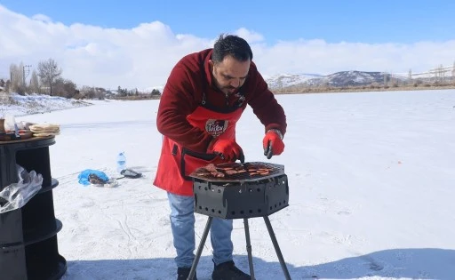 Sivas'ta Buzun Üzerinde Tost Yaptı