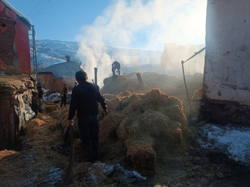 Sivas'ta Çıkan Yangında 6 Ton Balya Saman Kül Oldu