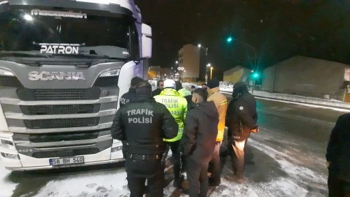 Sivas'ta Dur İhtarına Uymadı Aracı Polislerin Üstüne Sürdü!