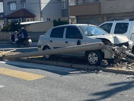 Sivas’ta Elektrik Direğine Çarpan Otomobilde 1 Kişi Yaralandı