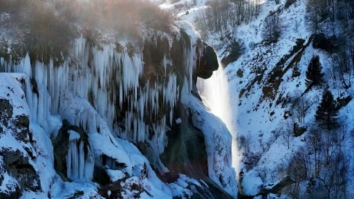 Sivas'ta Hayat Dondu, Ünlü Şelalede Dev Buz Sarkıtları Oluştu 