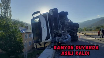 Sivas'ta Kamyon İstinat Duvarında Asılı Kaldı