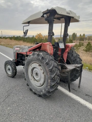 Sivas'ta Kamyonla Traktör Çarpıştı