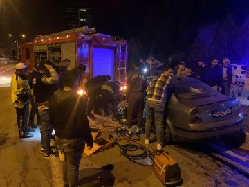 Sivas'ta Kaza Yapan Aracın Sürücüsü Araca Sıkıştı