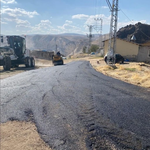 Sivas'ta Köy Yolları Asfaltlandı