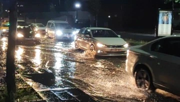 Sivas’ta Kuvvetli Yağış Caddeleri Göle Çevirdi