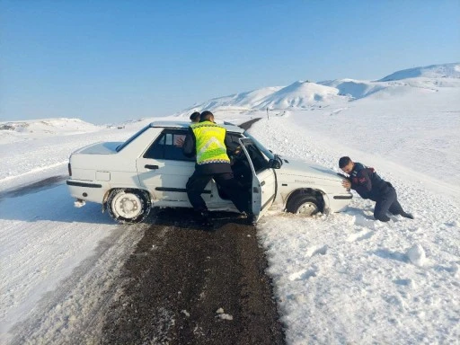 Sivas'ta Mahsur Kalanların Yardımına Koştular