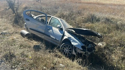 Sivas'ta Otomobil Şarampole Devrildi: 3 Yaralı