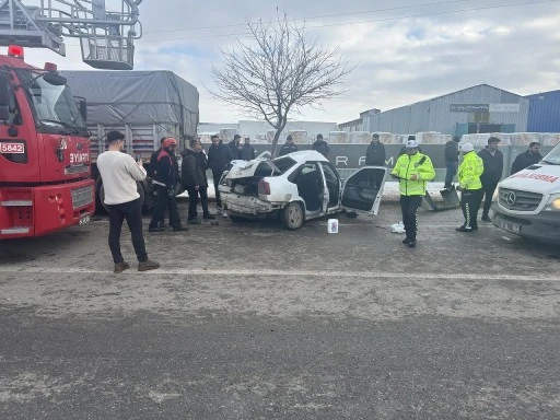 Sivas’ta Otomobil TIR’a Çarptı, Sürücü Ağır Yaralı