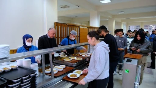 Sivas'ta Rektör Yardımcısı Öğrencilere İftar Verdi