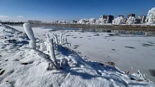 Sivas’ta Soğuk Havanın Etkisiyle Buz Tuttu