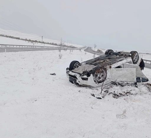 Sivas’ta Takla Atan Otomobilde 3 Kişi Yaralandı