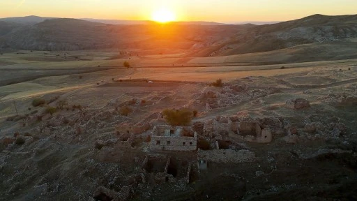 Sivas'ta Terkedilen Köy Sinemaya Kazandırılmayı Bekliyor