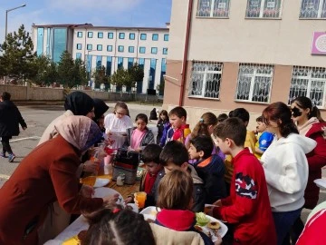 Sivas'ta Yetim Öğrenciler Yararına Kermes