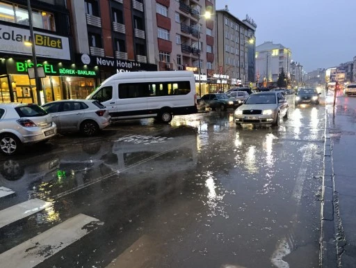 Sivas'ta Yollar Gölete Dödü Vatandaşlar Çileden Çıktı!