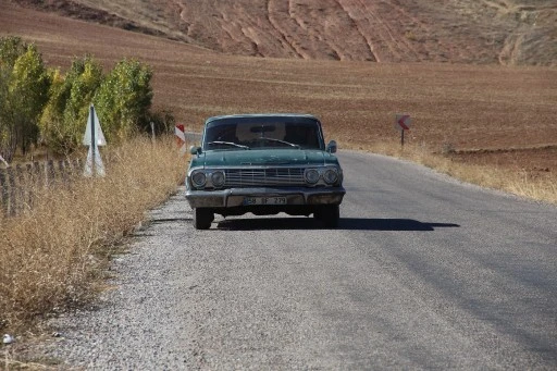 Sivaslı Usta Antika Otomobiliyle Yolda Kalanların Yardımına Koşuyor