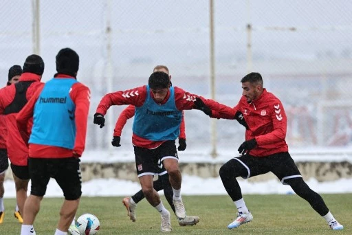 Sivasspor Kar Yağışı Altında Çalıştı