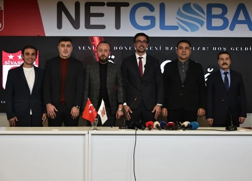 Sivasspor Taraftarlarından Yönetime Bombardıman!