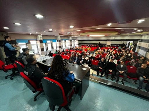 Suşehri'nde &quot;Bağımlılık ve Dolandırıcılık ile Mücadele&quot; konferansı 