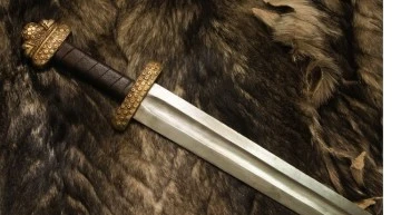 Tarlasında Çalışıyordu, 1000 Yıllık Viking Kılıcı Buldu