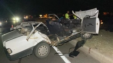 Tıra Çarpan Otomobilin Tavanı Koptu 1 Kişi Ağır Yaralandı