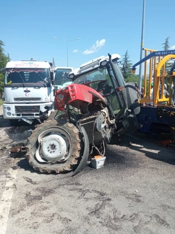 Traktörle Süt Kamyonu Çarpıştı 2 Yaralı