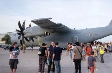 Türkiye’nin Tahliye Uçağına Ateş Açıldı