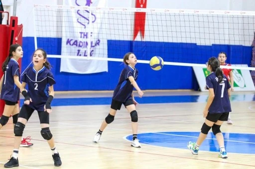 Voleybolda Küçükler Sahneye Çıktı