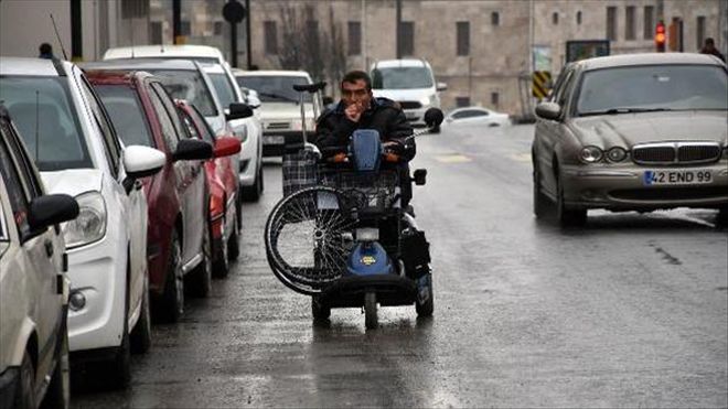 Akülü engelli aracıyla tekerlekli sandalye nakli
