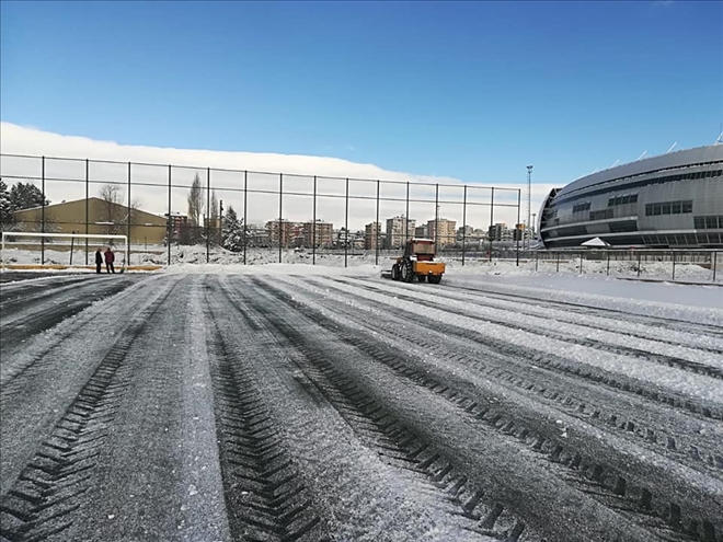 FUTBOL SAHALARI TEMİZLENDİ