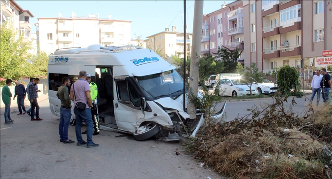 ÖĞRENCİ SERVİSİ İLE HAFİF TİCARİ ARAÇ ÇARPIŞTI: 10 YARALI