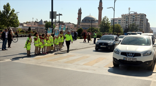 PROTOKOL YAYA GEÇİDİNDE NÖBET TUTTU