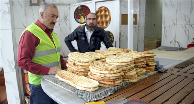 BARIŞ HAREKATI İÇİN PİDE BAĞIŞLADI