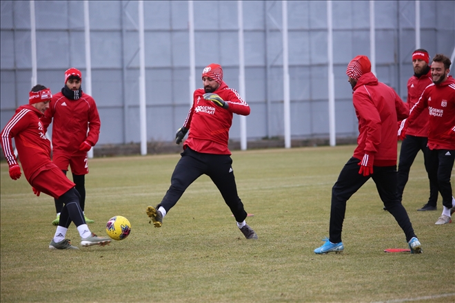 LİDER SİVASSPOR, GÖZTEPE´YE HIRSLI HAZIRLANIYOR