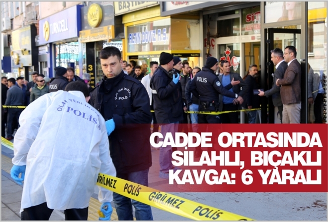 CADDE ORTASINDA SİLAHLI, BIÇAKLI KAVGA: 6 YARALI