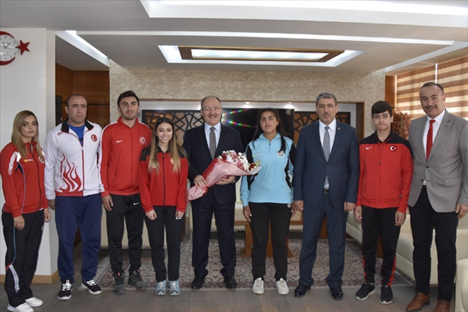 SPORCULARDAN VALİ VE BAŞKAN´A ZİYARET