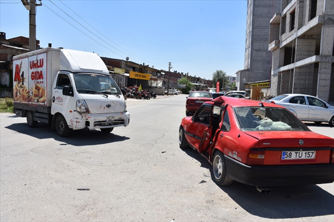 OTOMOBİLDE SIKIŞAN SÜRÜCÜYÜ İTFAİYE KURTARDI - video