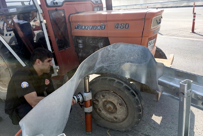 BARİYERLERE SIKIŞAN TRAKTÖRÜ İTFAİYE KURTARDI