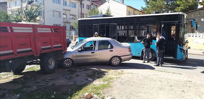 HALK OTOBÜSÜ İLE OTOMOBİL ÇARPIŞTI: 4 YARALI - video