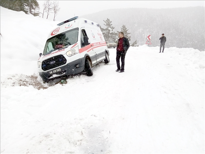 HASTA TAŞIYAN AMBULANS KARA SAPLANDI 