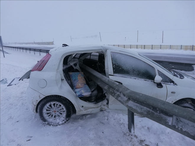 POLİS MEMURUNUN KULLANDIĞI OTOMOBİL BARİYERLERE ÇARPTI: 1 ÖLÜ, 3 YARALI