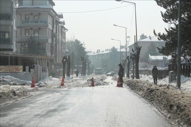 PARKLAR, KAR TEMİZLİĞİ ZORLAŞTIRIYOR