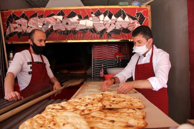 BELEDİYE BAŞKANI PİDE HAMURU HAZIRLADI