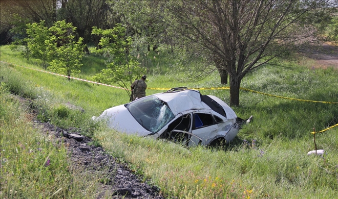 OTOMOBİL DEVRİLDİ: 2 ÖLÜ