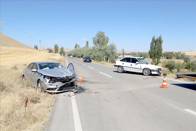 Sivas´ta otomobiller çarpıştı: 1´i ağır 6 yaralı