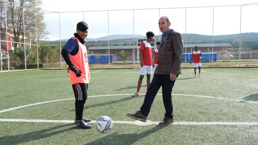 Turnuvanın başlama vuruşunu Rektör Yıldız yaptı (Video)