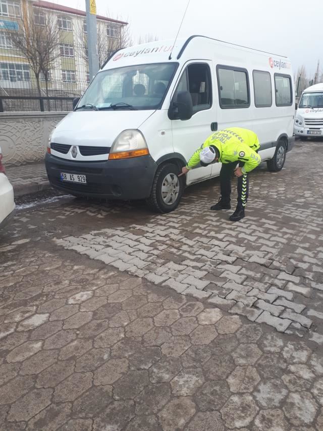 Polisten kış lastiği denetimi 