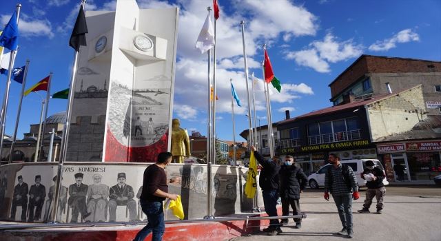 16 TÜRK DEVLETİNİN BAYRAKLARI ASILDI