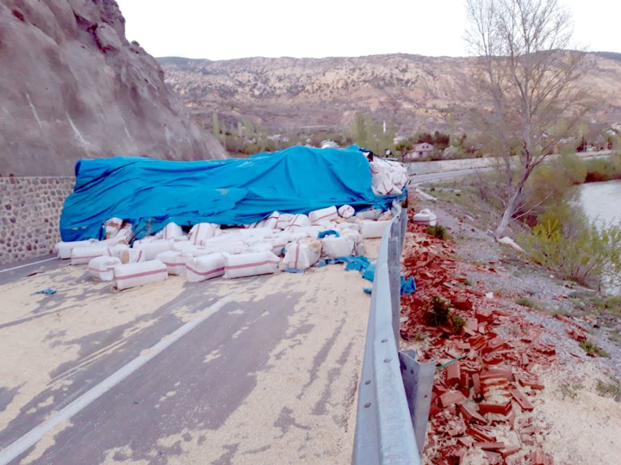Sivas'ta saman yüklü kamyon devrildi: 2 yaralı
