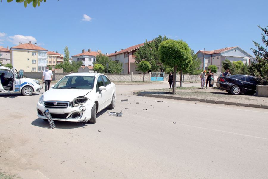 Sivas'ta iki otomobil çarpıştı: 1 yaralı